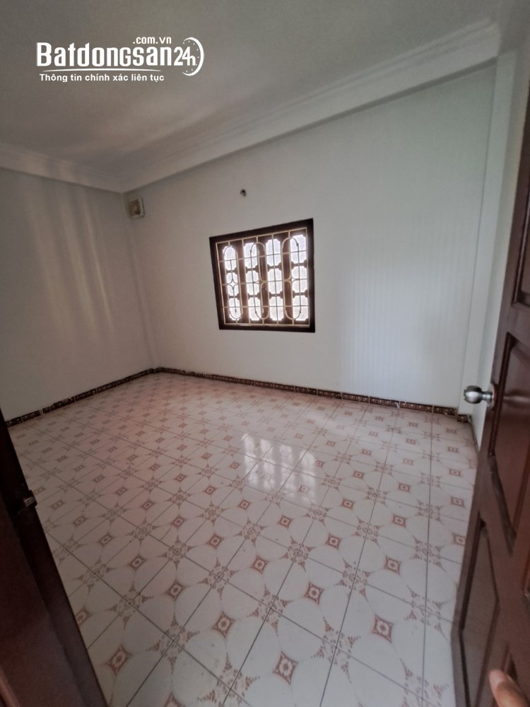 Cho thuê nhà ngõ 1 phố Phạm Tuấn Tài - Dt 55m2 x 4 tầng ô tô đậu cửa