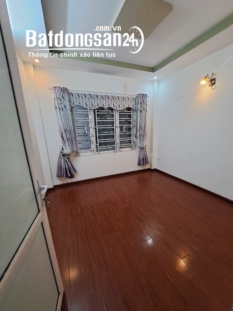 Cho thuê nhà ngõ 143 Phố Trung Kính, Diện tích 52m x 5 tầng, măt tiền 4m, đường 8m