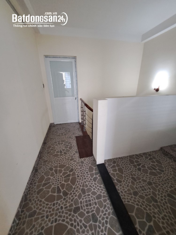 Cho thuê nhà ngõ 143 Phố Trung Kính, Diện tích 52m x 5 tầng, măt tiền 4m, đường 8m