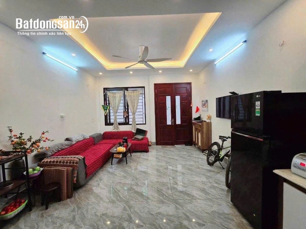 Cho thuê nhà riêng đường Cầu Giấy 30m x 5T, 3PN4VS giá 16tr NHÀ ĐẸP, FULL ĐỒ