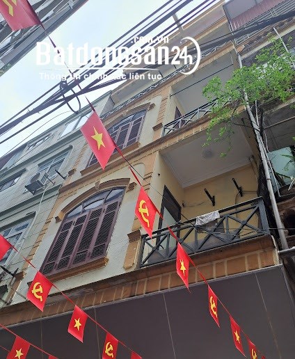 Cho thuê nhà phố Trần Quốc Hoàn. DT 35m2 x 5 tầng mỗi tầng 1P, mặt tiền 5m, ô tô đậu