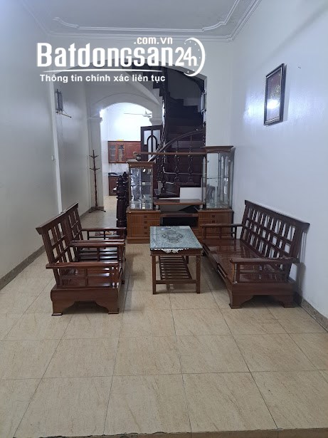 Cho thuê nhà ngõ 1 phố Phạm Tuấn Tài.  Dt 55m2 x 4 tầng, nội thất cơ bản ô tô đậu cửa