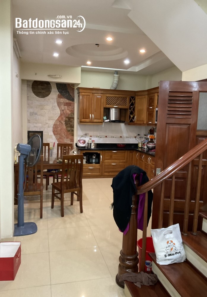 Cho thuê nhà ngõ 2 phố Nguyễn Chánh, Dt 65m2 x 5 tầng 2 mặt thoáng, đường rộng ô tô 