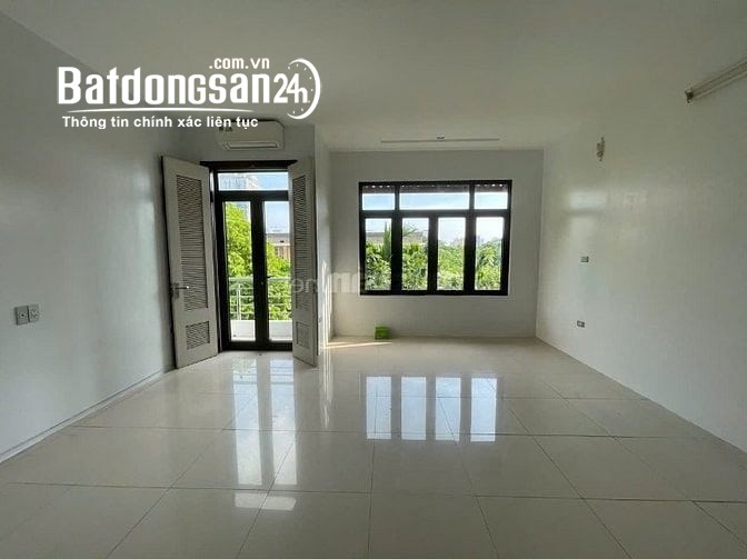 Cho thuê nhà ngõ 10 phố Nguyễn Văn Huyên, Dt 85m2 x 4 tầng mặt tiền 6m, ngõ rộng 8m