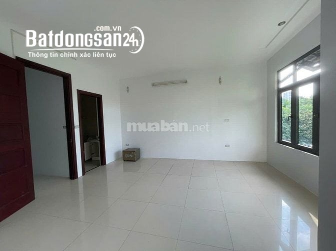 Cho thuê nhà ngõ 10 phố Nguyễn Văn Huyên, Dt 85m2 x 4 tầng mặt tiền 6m, ngõ rộng 8m