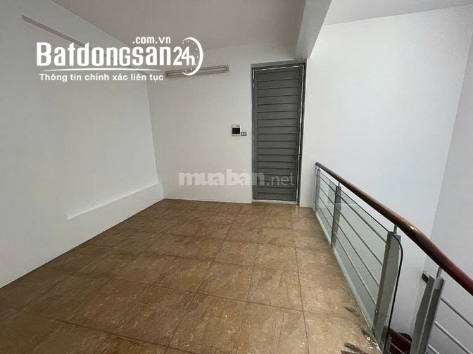 Cho thuê nhà ngõ 10 phố Nguyễn Văn Huyên, Dt 85m2 x 4 tầng mặt tiền 6m, ngõ rộng 8m