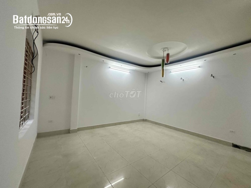 Cho thuê nhà ngõ 180 đường Hoàng Quốc Việt - DT 60m2 x 4 tầng, đường rộng 8m có hè