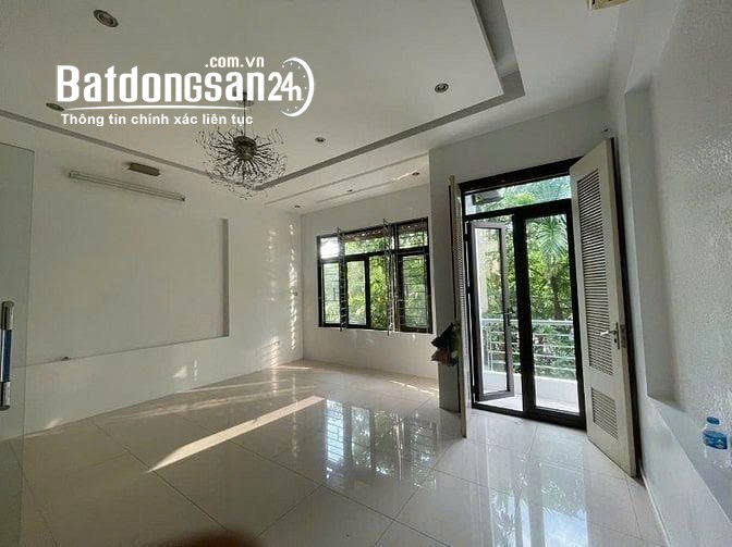 Cho thuê nhà riêng Nguyễn Văn Huyên - Cầu Giấy 82m x 5T GIÁ 35TR Ô TÔ, VỈA HÈ