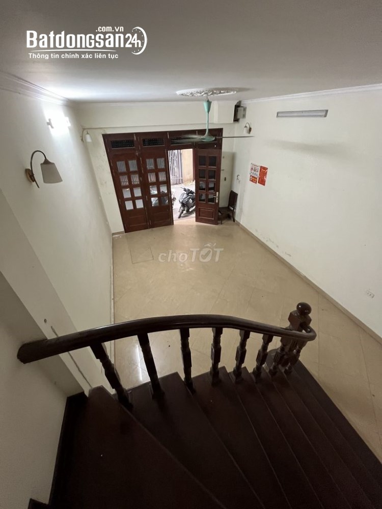 Cho thuê nhà ngõ 39 phố Phạm Tuấn Tài. Dt 50m2 x 5 tầng, măt tiền 4,5m đường rộng 8m