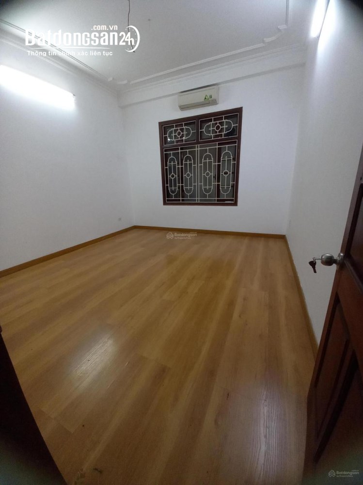 Nhà ngõ 1 phố Phạm Tuấn Tài. Diện tích 62m x 4 tầng ngõ rộng xe tải đi vào