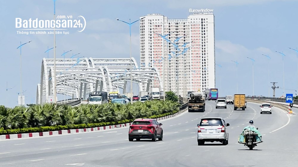 nhà lô góc mặt phố Long Biên, 100m, mặt tiền 7.3m, ôtô 2 chiều