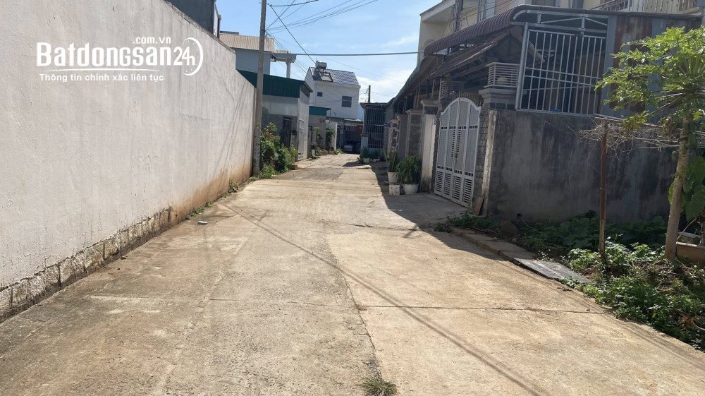 Bán nhà1 trệt, 1 lầu, 3PN, full thổ, hẻm 6m, đủ tiện ích, Xã Đức Trọng, Lâm Đồng.