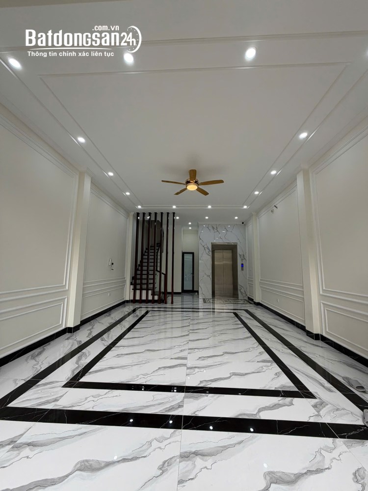 Nhà mặt tiền 5m, 55m2, full nội thất xịn, giữa ngã tư, P. Hà Đông, TP Hà Nội.