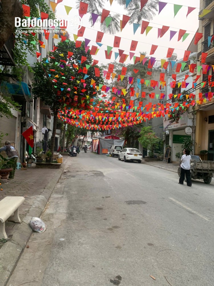 Bán đất mặt phố 120m2, sổ đỏ, 52 tỷ có thương lượng, P. Bồ Đề, TP Hà Nội.