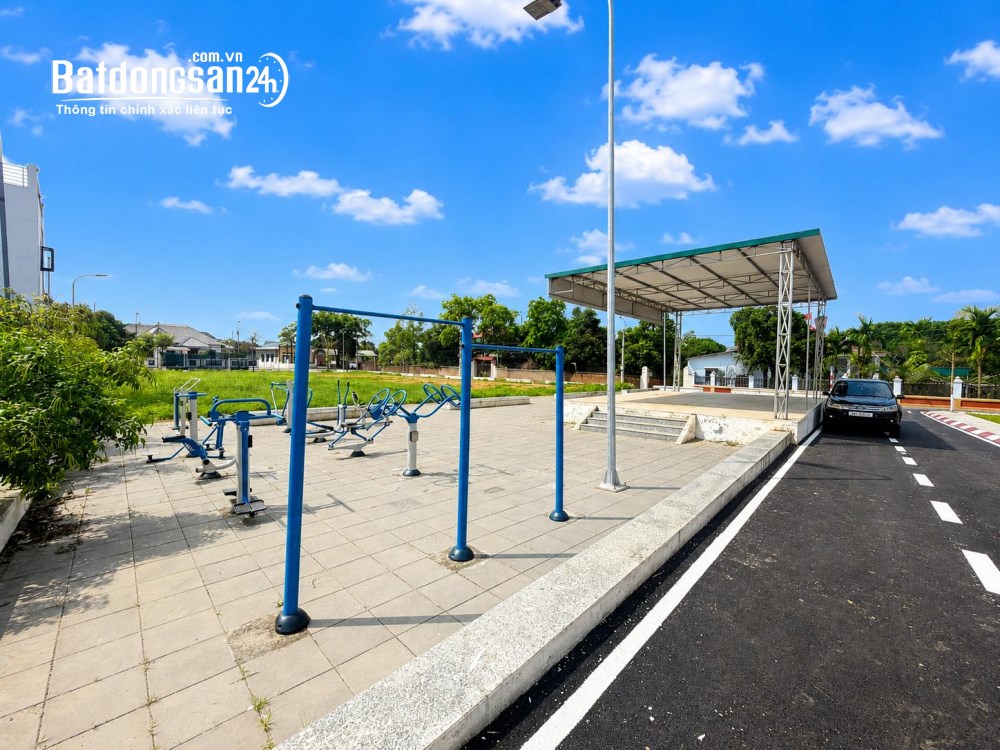 Khoảng 3,5 tỷ cho lô đất 100m2, full thổ cạnh sân bóng, cổng trường ĐHQG, TP Hà Nội