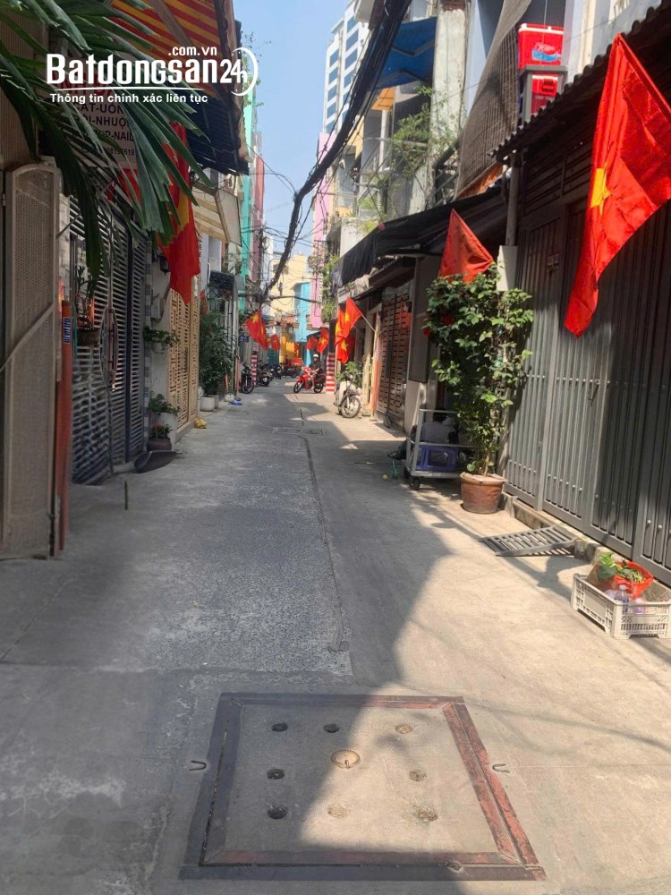 Cho thuê nhà 1 trệt, 2 lầu và sân thượng, giá 14 tr/th, Nguyễn Đình Chiểu, P. Bàn Cờ (Quận 3 cũ).