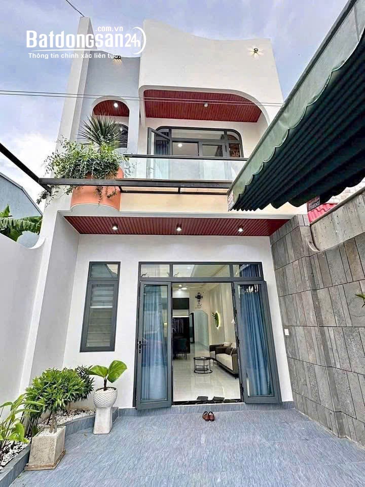 Nhà mới xây 1 trệt 1 lầu, giá 2,4 tỷ, đường 6m, sân 5m + vườn 10m, Thủ Dầu Một
