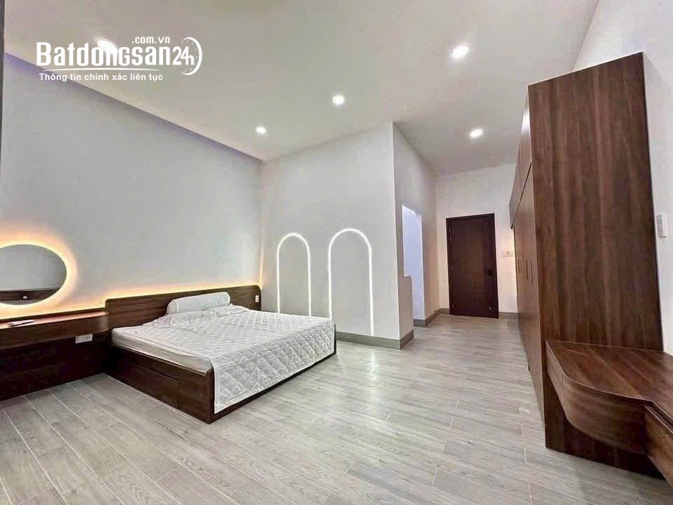Nhà mới xây 1 trệt 1 lầu, giá 2,4 tỷ, đường 6m, sân 5m + vườn 10m, Thủ Dầu Một