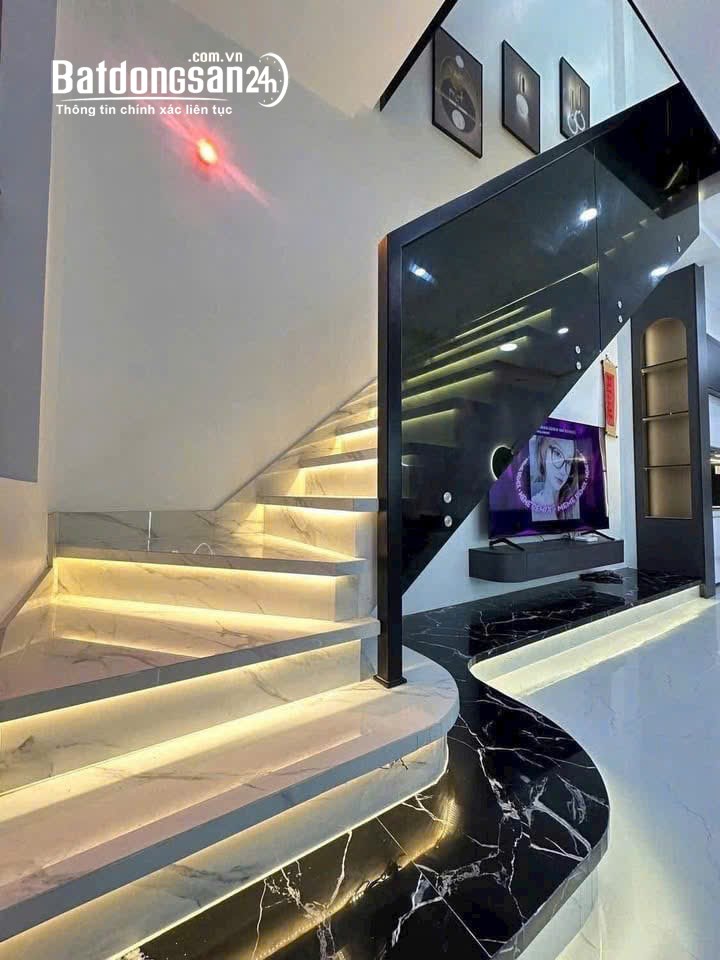 Nhà mới xây 1 trệt 1 lầu, giá 2,4 tỷ, đường 6m, sân 5m + vườn 10m, Thủ Dầu Một