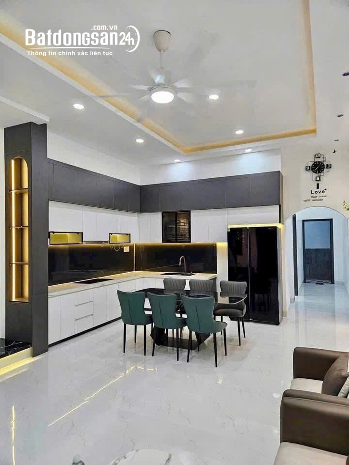 Nhà mới xây 1 trệt 1 lầu, giá 2,4 tỷ, đường 6m, sân 5m + vườn 10m, Thủ Dầu Một