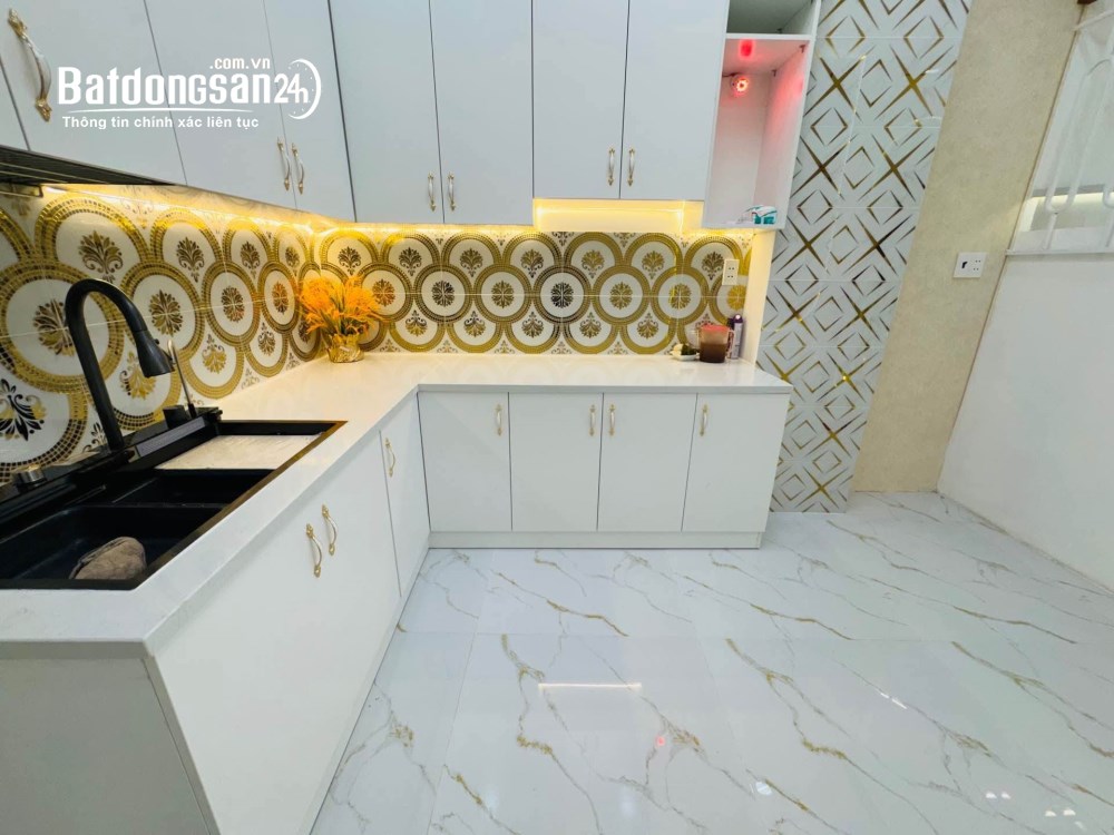 Bán nhà mặt tiền 31m2, 3 tầng, 3 PN, 3 WC, giá hơn 6 tỷ, đường 1011, P. Phú Định (Quận 8 cũ).