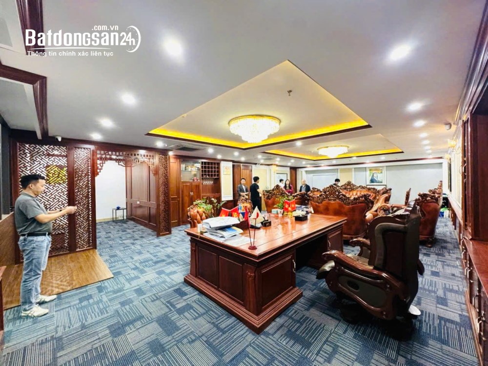 Chào thuê 160m2 sàn VP, mặt phố Trần Thái Tông, giá hợp lý, sẵn bàn giao, giá 40 tr/th.