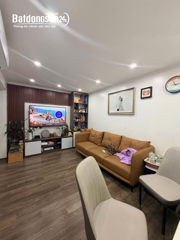 Bán căn hộ 3 ngủ-Phố Pháo Đài Láng - ô tô tránh đỗ cổng chân cầu thang - 6,2 tỷ