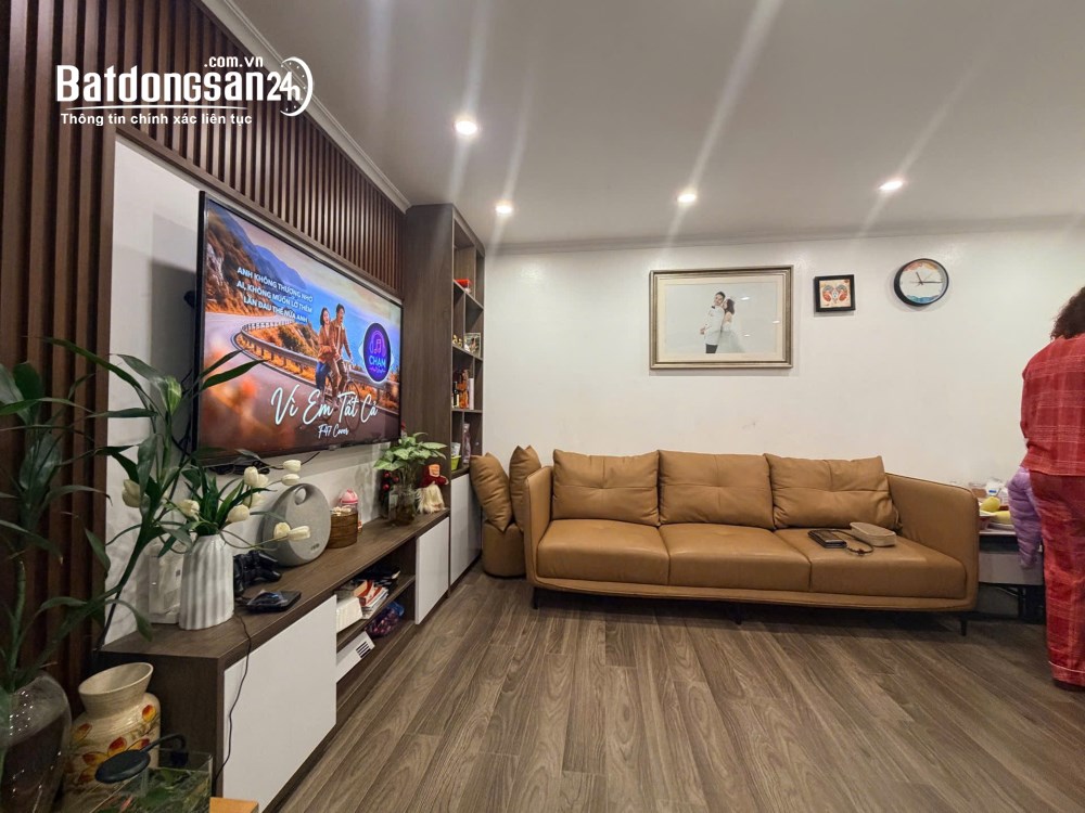Bán căn hộ 3 ngủ-Phố Pháo Đài Láng - ô tô tránh đỗ cổng chân cầu thang - 6,2 tỷ