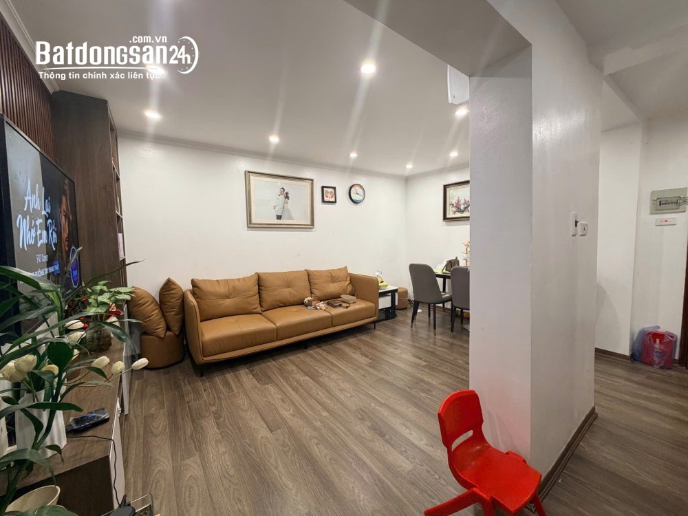 Bán căn hộ 3 ngủ-Phố Pháo Đài Láng - ô tô tránh đỗ cổng chân cầu thang - 6,2 tỷ