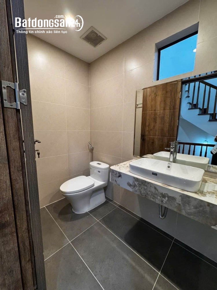 Bán nhà 4 tầng 70m2, nhỉnh 12 tỷ, Phố Lệ Mật, Phường Việt Hưng (Q Long Biên cũ), TP Hà Nội