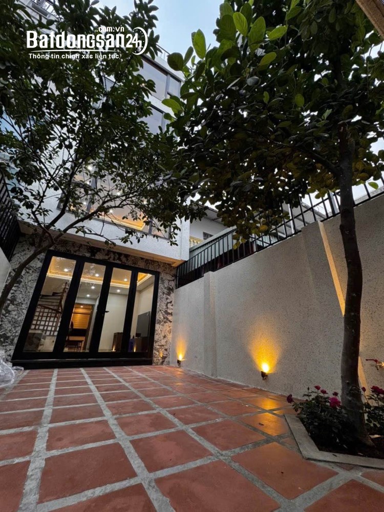 Bán nhà 4 tầng 70m2, nhỉnh 12 tỷ, Phố Lệ Mật, Phường Việt Hưng (Q Long Biên cũ), TP Hà Nội