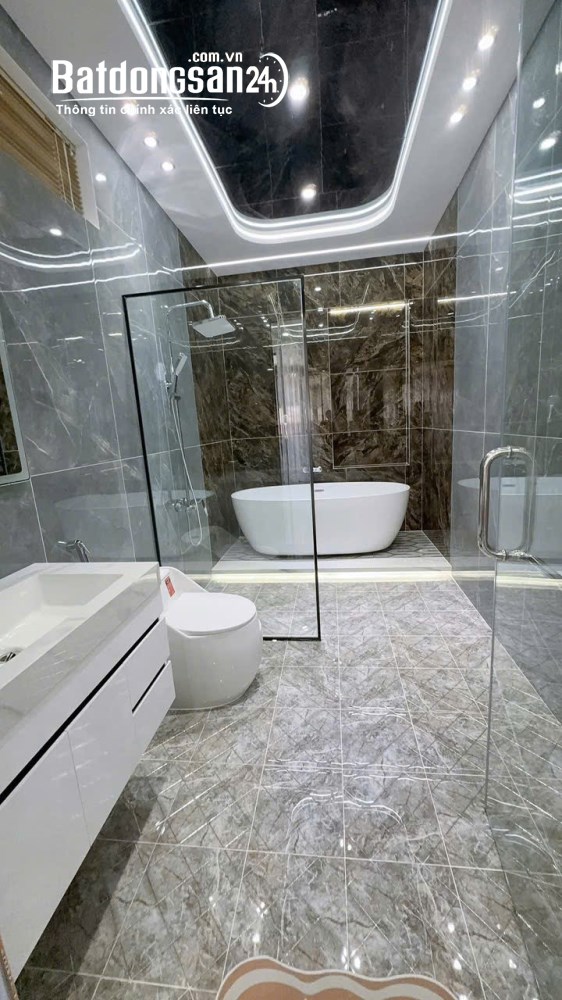 Bán nhà mới 5 lầu đường Thống Nhất, Gò Vấp, dt 5.5x9.5m, có thang máy và gara, giá 12 tỷ.