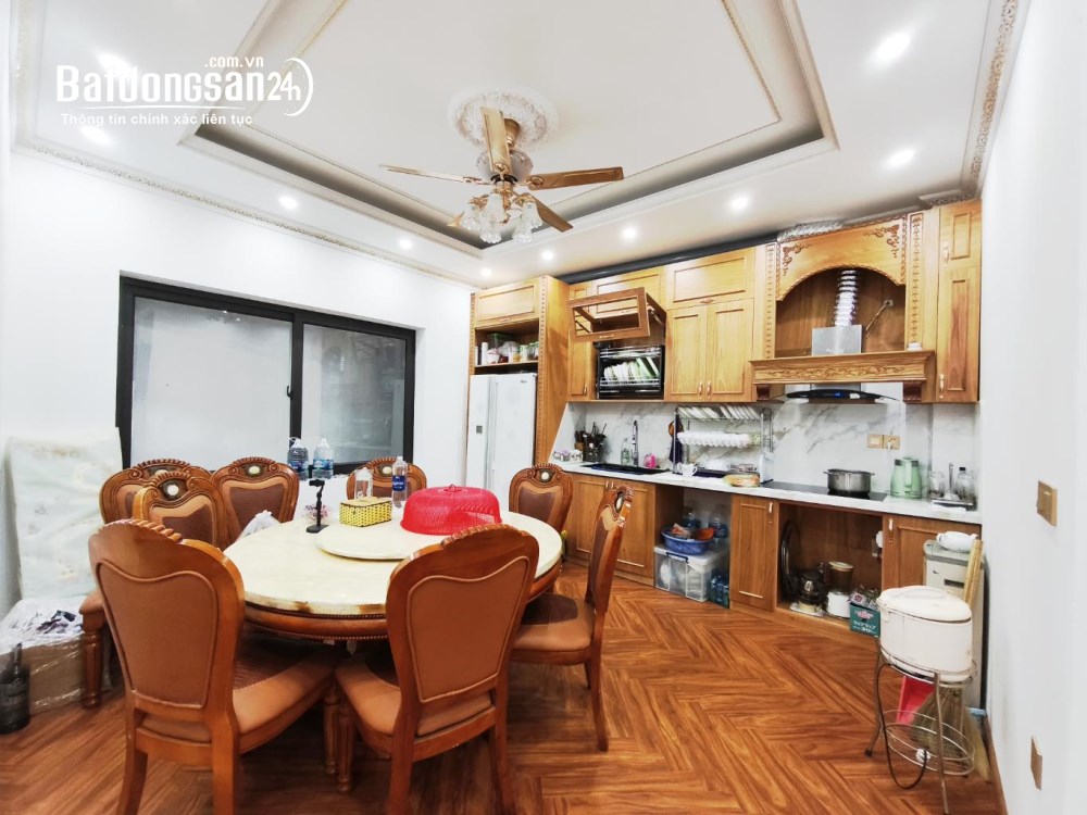 Bán nhà 95m² phố Việt Hưng, ngõ thông ô tô vào nhà, mới xây 5 tầng thang máy, giá 20.5 tỷ.