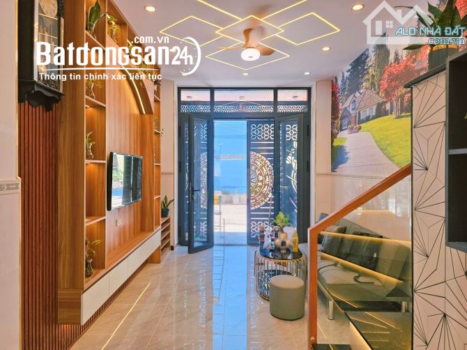 Bán nhà trục Phạm Văn Đồng sát sân bay TSN, 32m², 2 lầu full nội thất, giá chủ bao sang tên.