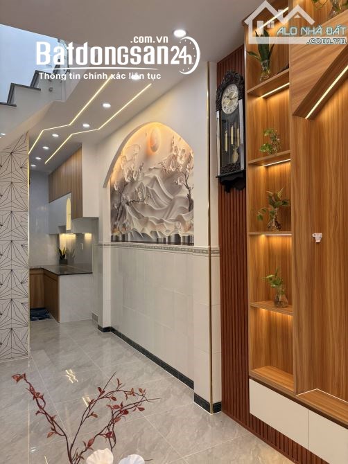 Bán nhà trục Phạm Văn Đồng sát sân bay TSN, 32m², 2 lầu full nội thất, giá chủ bao sang tên.