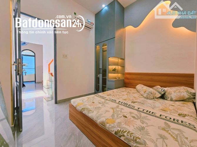 Bán nhà trục Phạm Văn Đồng sát sân bay TSN, 32m², 2 lầu full nội thất, giá chủ bao sang tên.