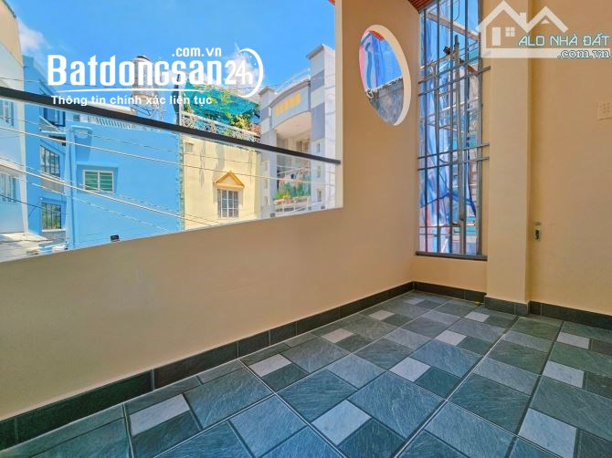 Bán nhà trục Phạm Văn Đồng sát sân bay TSN, 32m², 2 lầu full nội thất, giá chủ bao sang tên.