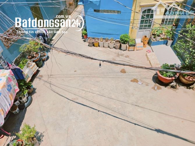 Bán nhà trục Phạm Văn Đồng sát sân bay TSN, 32m², 2 lầu full nội thất, giá chủ bao sang tên.