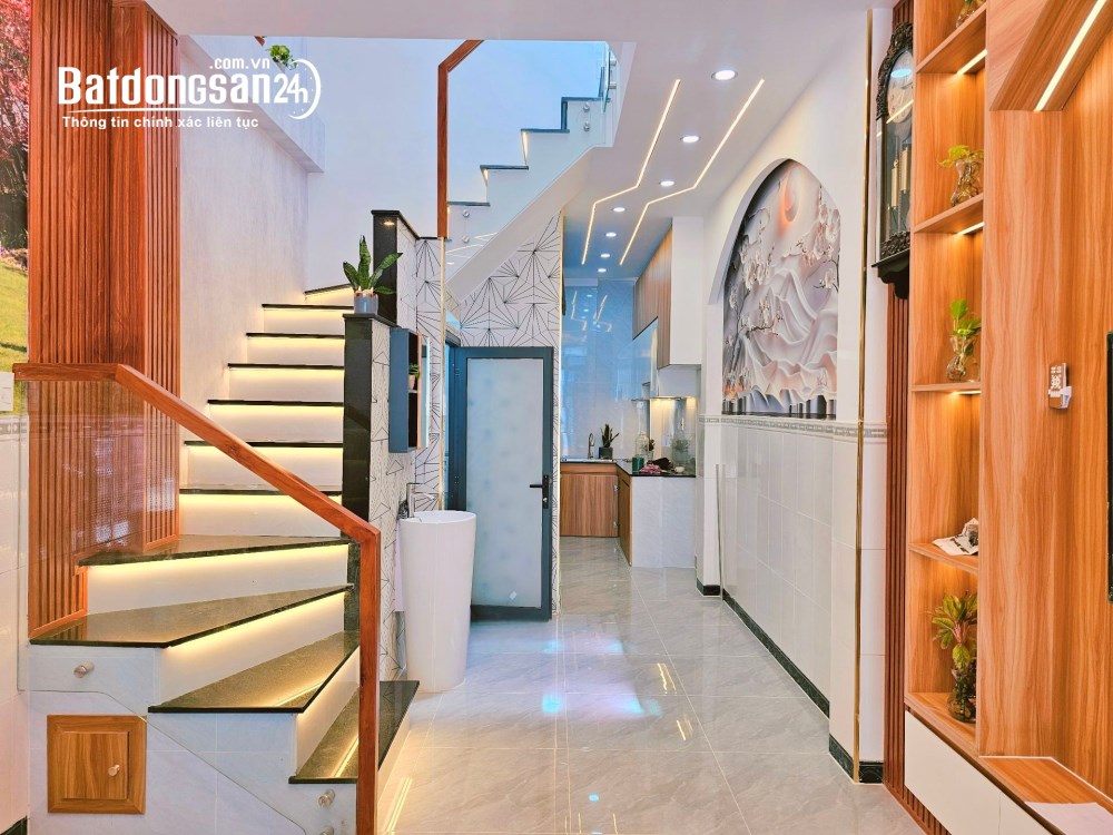 Nhà phố thổ cư sát Sân bay, Gò Vấp, 2 tầng, 3PN, full nội thất, cách mặt tiền 25m, giá 5.6 tỷ.