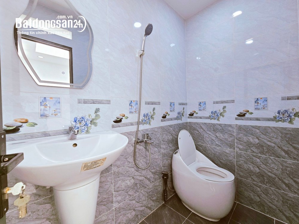 Nhà phố thổ cư sát Sân bay, Gò Vấp, 2 tầng, 3PN, full nội thất, cách mặt tiền 25m, giá 5.6 tỷ.
