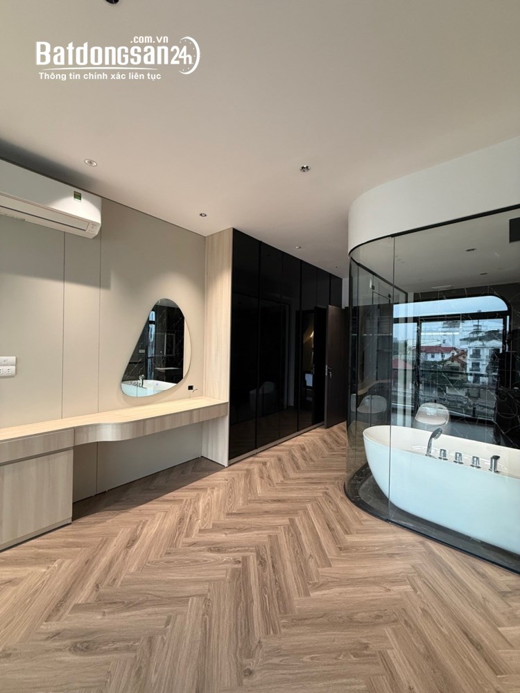 Bán nhà 7 tầng, thang máy, view hồ Bát Khối, 52m2, giá 14.6 tỷ, ô tô đỗ cửa.