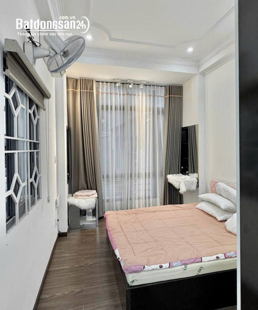 Cho thuê nhà nguyên căn 4 tầng đường Hồ Hảo Hớn, Quận 1 – 2 PN – Giá 14 triệu/tháng.