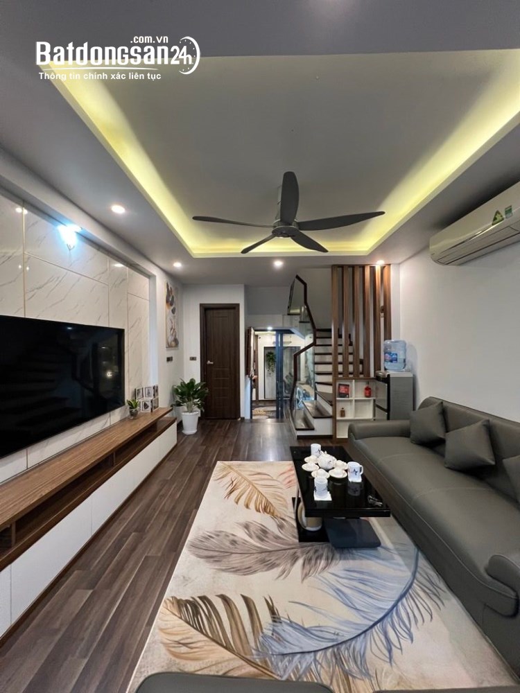 Nhà 47m2, giá 15.5 tỷ, Việt Hưng, Long Biên - Gara ô tô trong nhà - Ngõ thông - Nhà đẹp ở ngay.