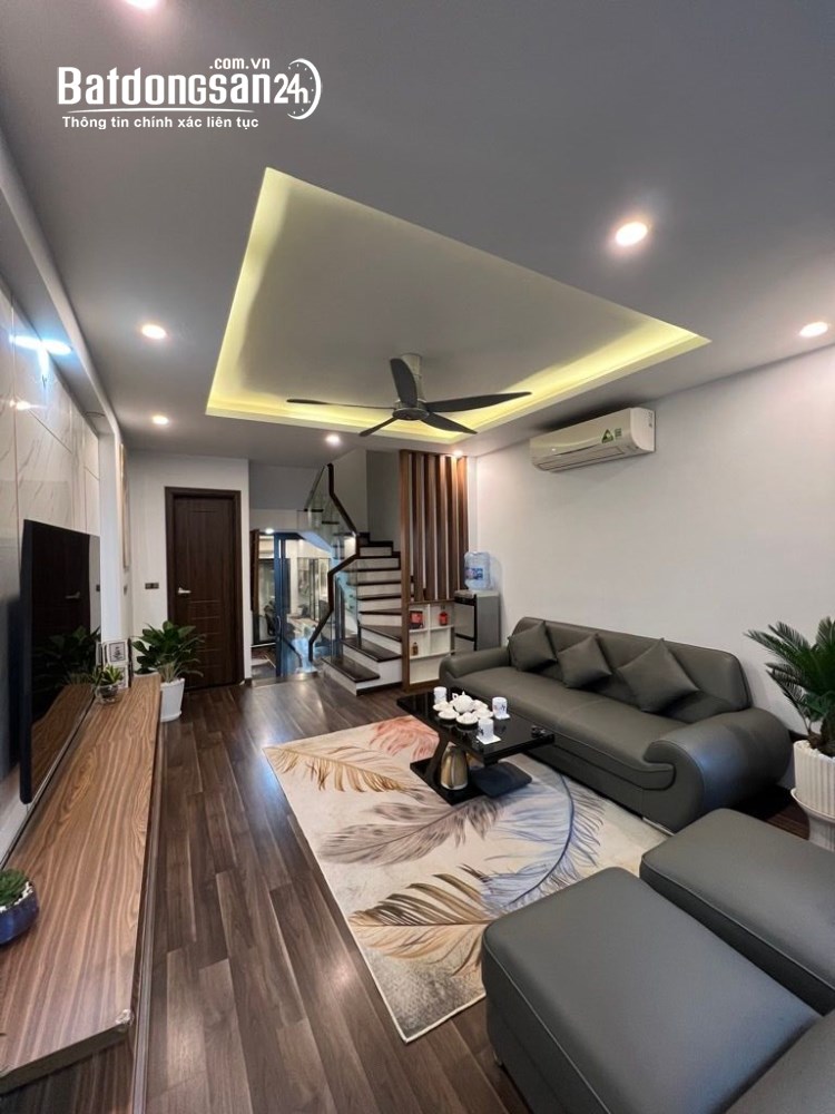 Nhà 47m2, giá 15.5 tỷ, Việt Hưng, Long Biên - Gara ô tô trong nhà - Ngõ thông - Nhà đẹp ở ngay.
