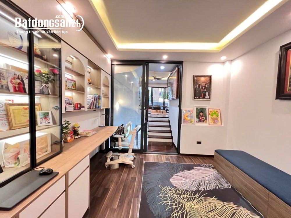 Nhà 47m2, giá 15.5 tỷ, Việt Hưng, Long Biên - Gara ô tô trong nhà - Ngõ thông - Nhà đẹp ở ngay.