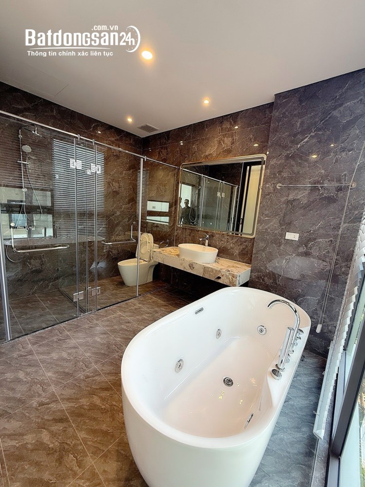 Siêu phẩm "Hàm Cá Mập" - 100m² - 7 tầng TM - Gara ô tô trong nhà - Vũ Đức Thận, Long Biên.