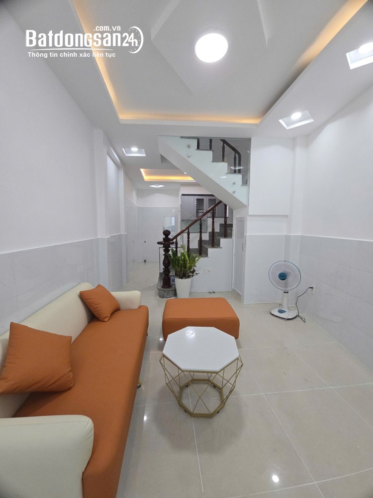 Bán nhà hẻm Trương Công Định, Tân Bình, 40m², giá 3.98 tỷ, nhà đẹp 2 tầng.