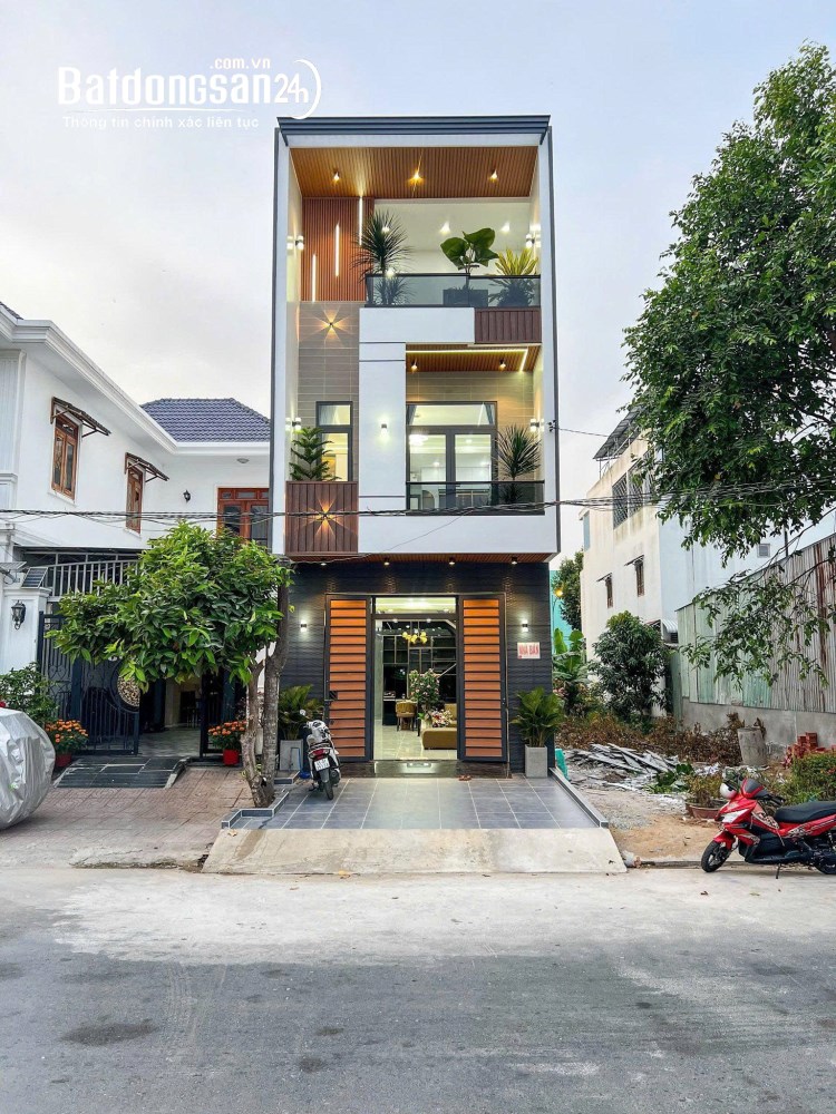 Bán nhà 1 trệt 2 lầu 120m² (4x30m) tại Hồ Văn Cống, Thủ Dầu Một, có sổ hồng riêng.