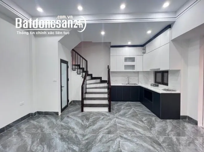 Bán nhà đẹp phố Ô Cách, Việt Hưng – 33m2, 5 tầng xây mới, ô tô vào nhà.