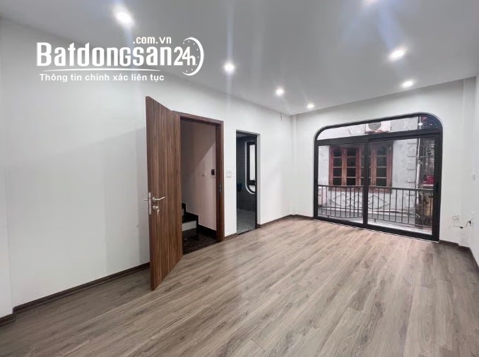 Bán nhà đẹp phố Ô Cách, Việt Hưng – 33m2, 5 tầng xây mới, ô tô vào nhà.